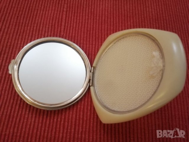 Стара пудриера от бял бакелит СССР. , снимка 3 - Колекции - 32371555