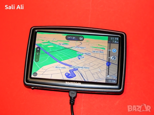 TomTom навигационна система GPS устройство с кабел и зарядно за кола