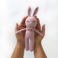 Зайче ръчна изработка, подарък за бебе, розово зайче, бебешка дрънкалка, плетена играчка, снимка 2 - Други - 40227587