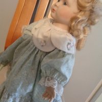 Продавам порцеланова колекционерска кукла - Zasan/ Moli, снимка 3 - Колекции - 34983606