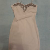 Малка бяла рокля къса с презрамки- регулируеми, сребристи орнаменти , вградени подплънки на бюста , снимка 3 - Рокли - 37476594