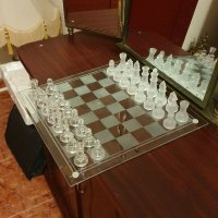 Продавам красив стъклен шах, снимка 1 - Антикварни и старинни предмети - 38440116