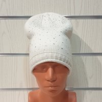 Нова зимна дамска шапка с камъчета в бял цвят, снимка 2 - Шапки - 35502359