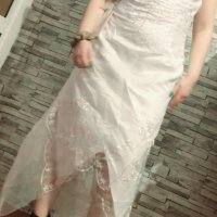 Елегантна къса  рокля с падащ ръкав, изработена от висококачествена дантела в бял цвят., снимка 2 - Рокли - 40257544