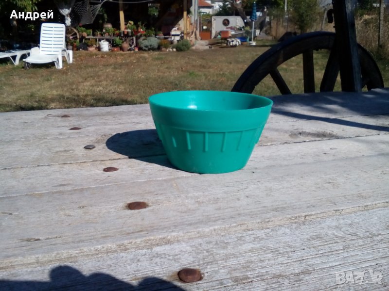 Стара пластмасова саксия, снимка 1
