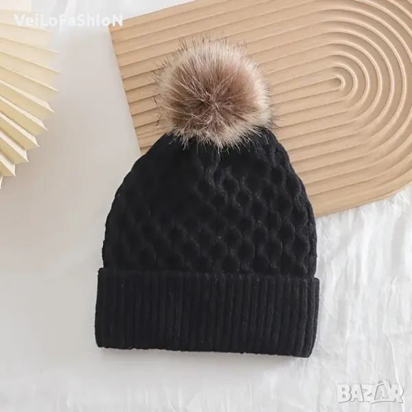 Нова зимна дамска шапка с помпон в черен цвят, снимка 1