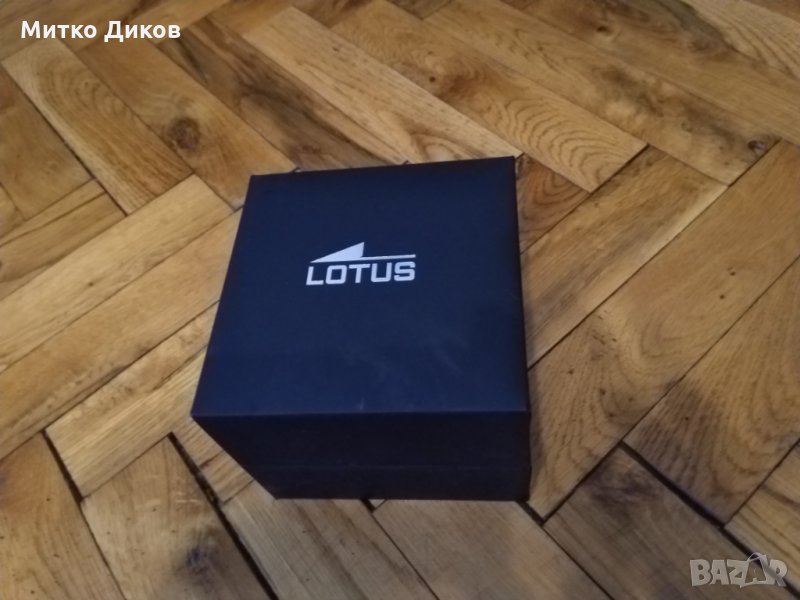 Кутия за часовник Лотус с възглавничка, снимка 1