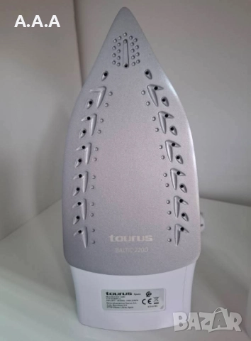 Ютия Taurus Baltic 2200. 2200W, Керамична гладеща плоча, 110g/min, 300ml, термостат, вертикално глад, снимка 4 - Ютии - 52274348