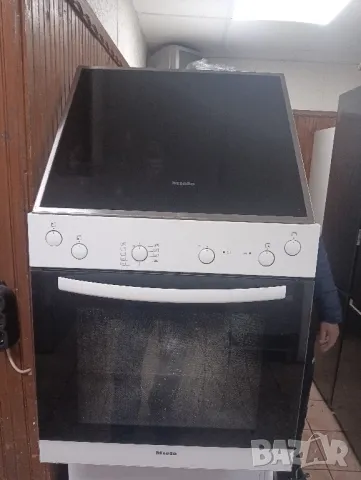 Уникална бяла печка за вграждане Миеле Miele с две години гаранция!