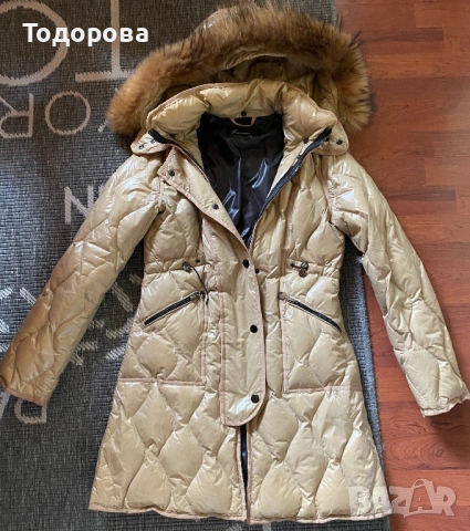 Много елегантно бежово яке с подвижна качулка, естествен пух. Високо качество.