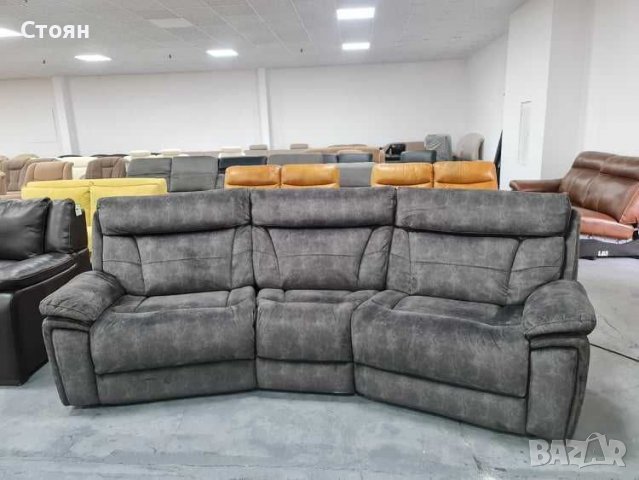 Извит тъмно сив диван от плат с  релаксиращ механизъм, снимка 7 - Дивани и мека мебел - 39394232