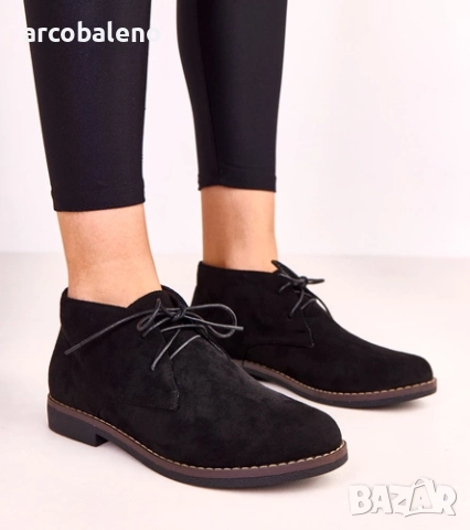 Черни дамски равни боти до глезена от Lauda