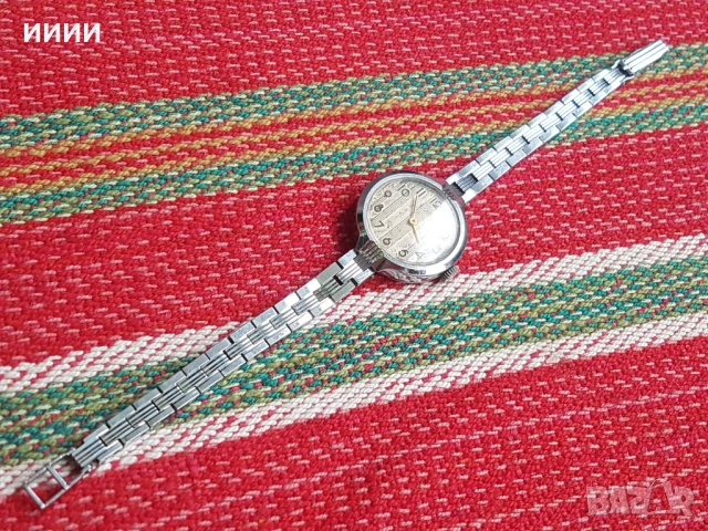 Дамски часовник Луч , снимка 3 - Антикварни и старинни предмети - 53172852