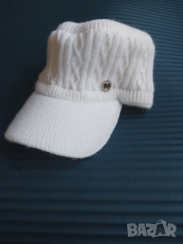 Дамска бяла зимна шапка - мека Ангора, снимка 4 - Шапки - 52466534