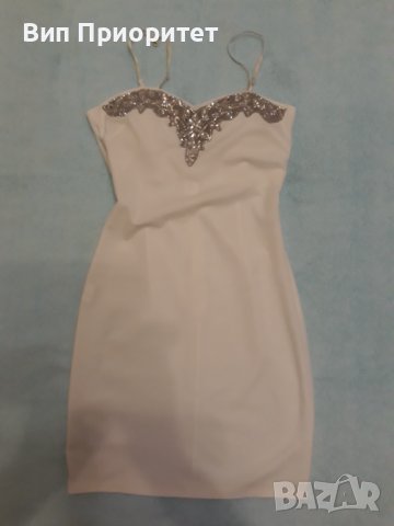 Малка бяла рокля къса с презрамки- регулируеми, сребристи орнаменти , вградени подплънки на бюста , снимка 3 - Рокли - 37476594