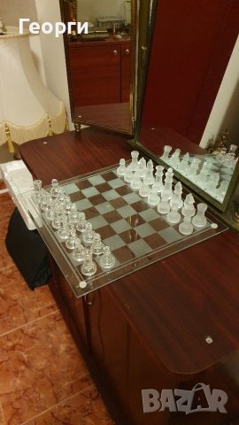 Продавам красив стъклен шах
