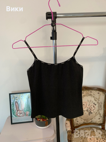 Дамски топ в размер М, но е подходящ за S