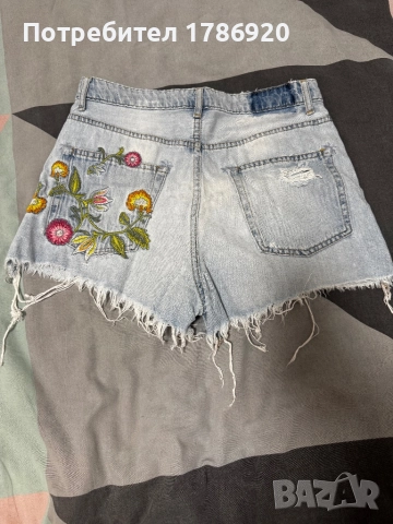 Къси дънкови панталони Bershka с бродерия 🌸, снимка 5 - Къси панталони и бермуди - 33580124