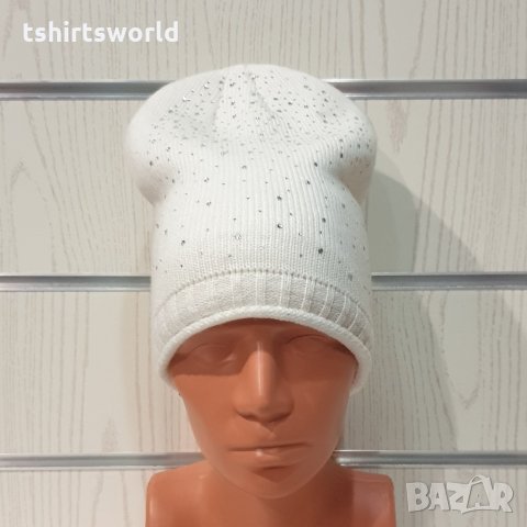 Нова зимна дамска шапка с камъчета в бял цвят, снимка 2 - Шапки - 35502359