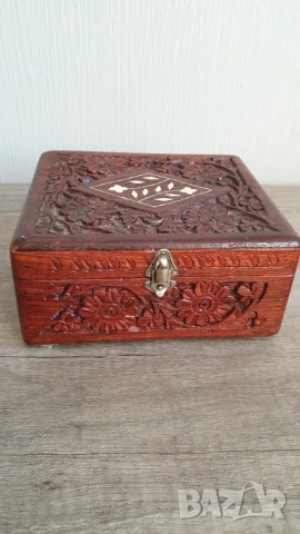 Стара дървена кутия с дърворезба, снимка 2 - Антикварни и старинни предмети - 53411137