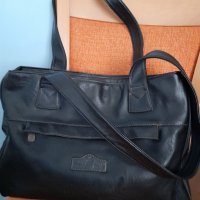 Дамска чанта  -  кожена, черна, снимка 1 - Чанти - 32636361