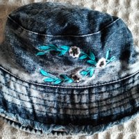 Детска дънкова шапка с периферия, снимка 1 - Шапки, шалове и ръкавици - 37729119