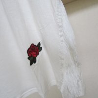 Бяла блузка с ресни и декорация розичка, снимка 2 - Тениски - 28473976