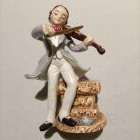 Много красива-рядка Винтаж,Викторианска ретро фигурка, Седнал млад мъж свирещ на цигулка , снимка 11 - Колекции - 44884913