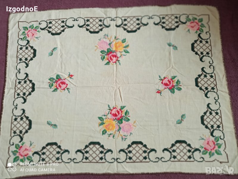 Ръчно бродирано каре, много старо, снимка 1