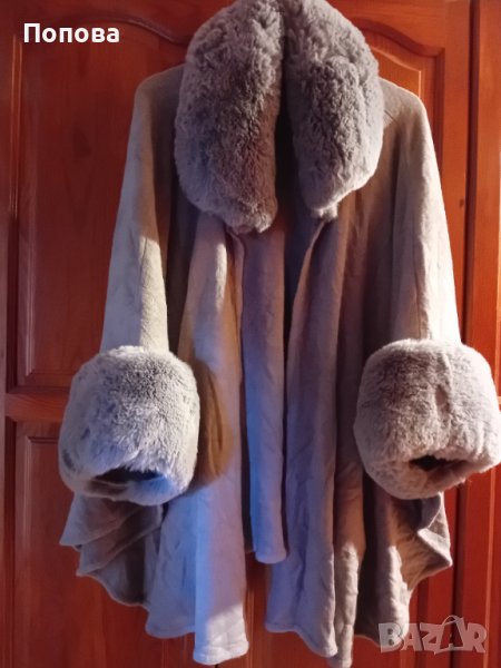 Уникална вълнена пелерина австралийски дизайн с пухена яка и маншети, снимка 1