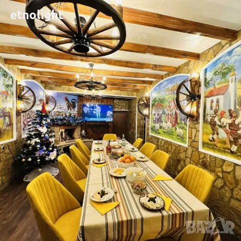 Полилеи, осветление от автентични реставрирани колела от каруца с ръчно изработени дървени чашки , снимка 3 - Полилеи - 49968867