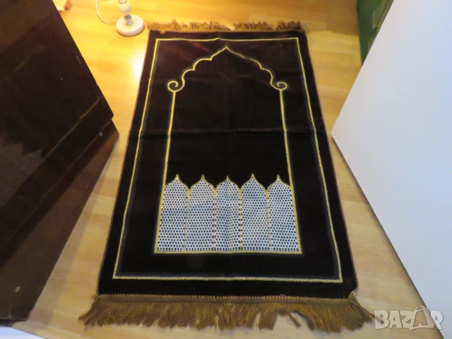 турско молитвено килимче, килимче за молитва за Намаз тъмно кафяв  фон с красиви флорални мотиви