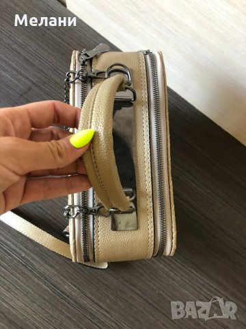 Намалена цена ! Нова Златиста дамска чанта Guess нова, снимка 4 - Чанти - 33375458