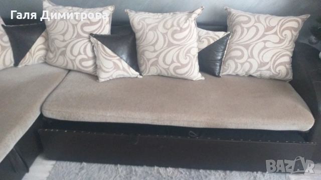 Холов ъглов диван с декоративни възглавници