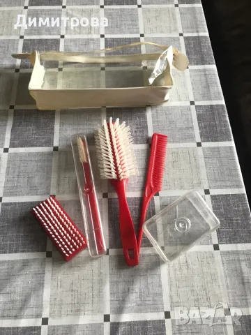 Подаръчен комплект - несесер за пътуване /гребени, четки за зъби и за коса, сапунерка, огледалце