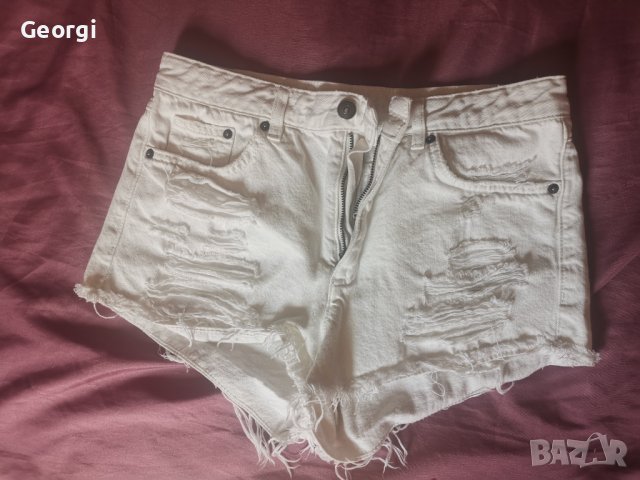 Бели къси панталони