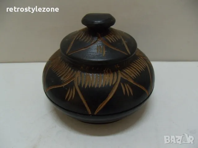 № 7774 стара дървена кутийка  - кръгла  - с капаче - резбовани орнаменти - размер - диаметър 10 см ,