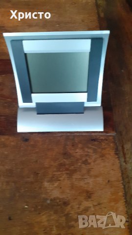 часовник електронен красив и уникален показва час, температура, аларма и други