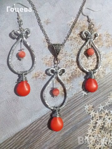 Разкошния ни нов комплект бижута с червен Тюркоаз и естествен седеф с ковани орнаменти в цвят Сребро, снимка 1