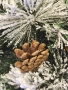 Изкуствено борче/елха със заскрежени иглички и шишарки, снимка 1