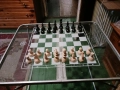 Шах. Маса с стъклен плот и дървени фигурки., снимка 1