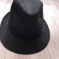 Черна дамска шапка, снимка 2 - Шапки - 35501667
