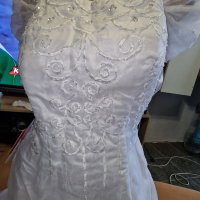 Елегантна къса  рокля с падащ ръкав, изработена от висококачествена дантела в бял цвят., снимка 3 - Рокли - 40257544