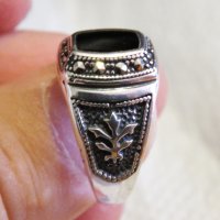 Старинен красив мъжки сребърен пръстен с черен оникс  и множество инкрустирани камъчета маркенази  , снимка 3 - Пръстени - 33577797