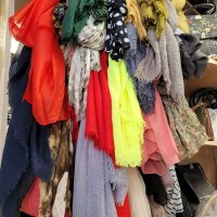 Различни шалове,цветни и едноцветни, снимка 13 - Шалове - 40298712