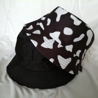 Двулицева шапка идиотка кравичка в черен в бял цвят, снимка 6 - Шапки - 37124144