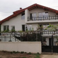 Собственик продава масивна триетажна къща в центъра на с.Бенковски, на 12км. от гр.Варна