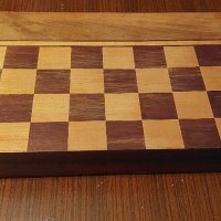 Продавам запазена, класическа дървена табла и шах от 70-те години от дърво с комплект пулове  , снимка 1 - Антикварни и старинни предмети - 44017144