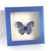 Прелестна брошка Синя пеперуда с блещукащи кристали в подаръчна кутийка, снимка 3 - Подаръци за жени - 43427603