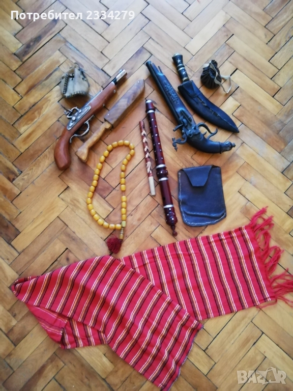 Стари допълнения към мъжка носия: пояс, броеница, чакмак, ножове, реплики пистолети. , снимка 1